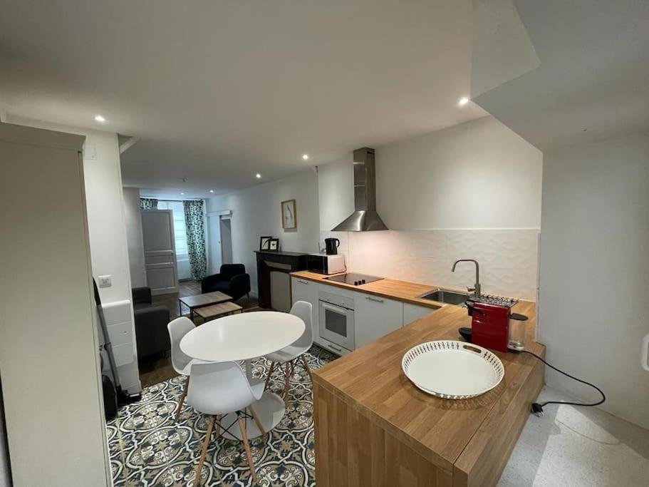 Appartement Cosy A Deux Pas De La Gare Laval  Kültér fotó