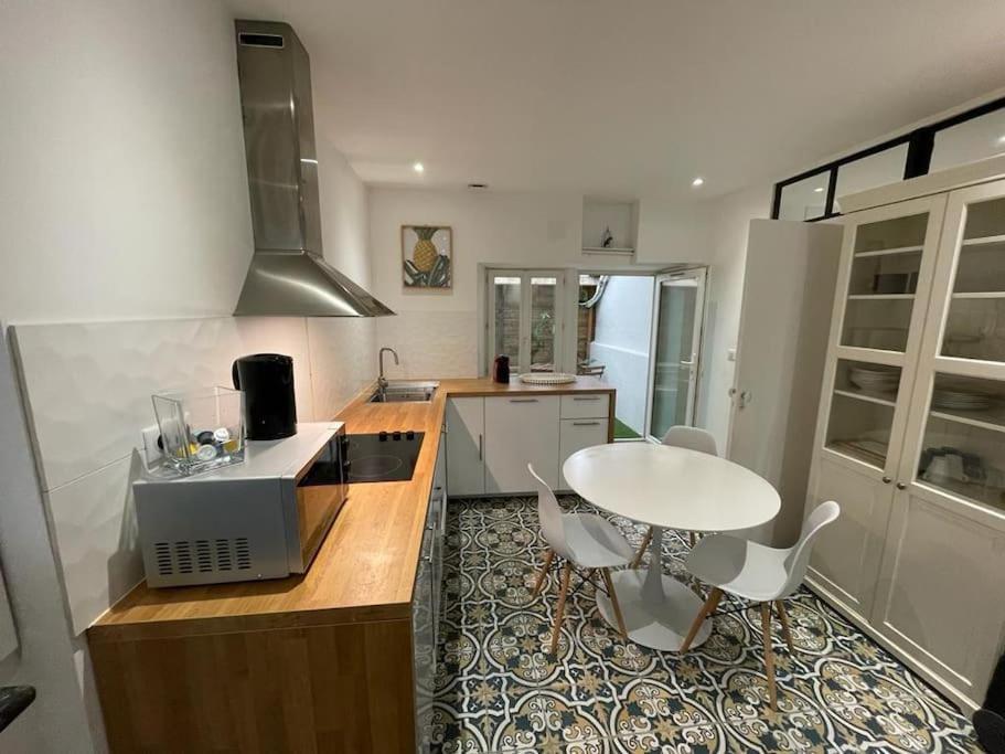 Appartement Cosy A Deux Pas De La Gare Laval  Kültér fotó