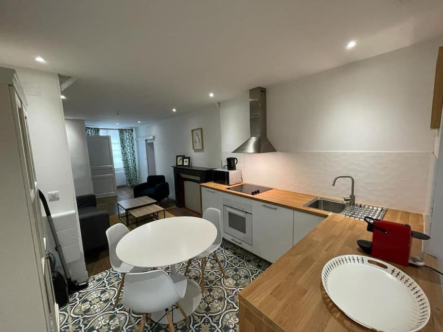 Appartement Cosy A Deux Pas De La Gare Laval  Kültér fotó